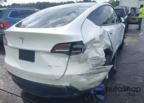 2024 Tesla Model Y Long Range Dual Motor All-Wheel Drive z USA, uszkodzony, nr VIN 7SAYGDEE7RF130028